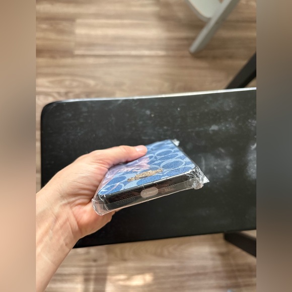 Coach IPhone 16 Plus phone case graphic gold logo - Picture 5 of 8